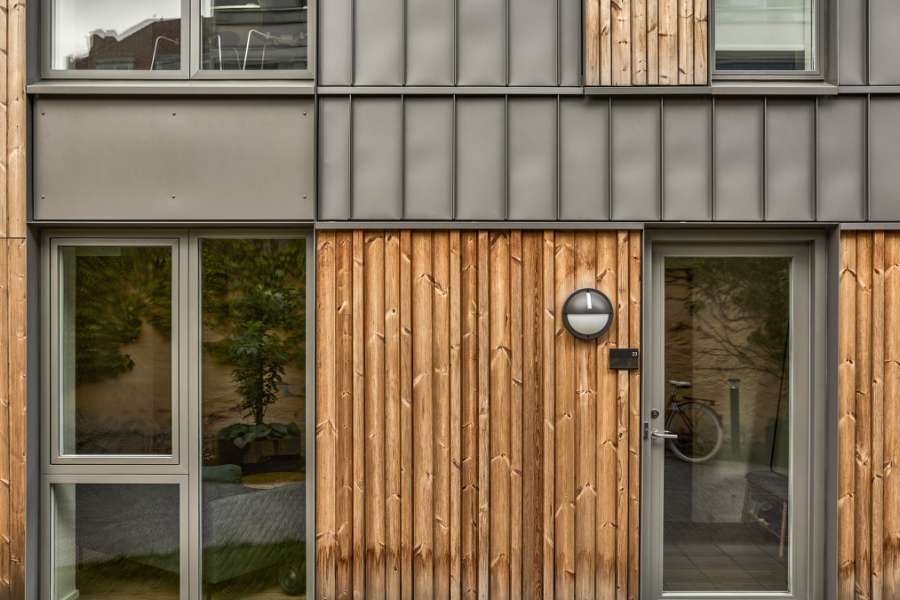 Steel profiles and wood united on the façade of modern homes in Aalborg, Badehusvej 1, 9000 Aalborg